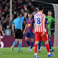 BARCELONA, SPAIN - APRIL 08: Referee Istvan Kovacs shows a red card to Pau Cubarsi of FC Barcelona following a VAR review after a challenge of Giuliano Simeone of Atletico de Madrid (not pictured) during the UEFA Champions League 2025/26 Quarter-Final First Leg match between FC Barcelona and Club Atlético de Madrid at Camp Nou on April 08, 2026 in Barcelona, Spain. (Photo by David Ramos/Getty Images)
