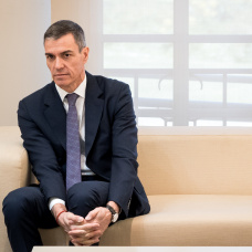 El presidente del Gobierno, Pedro Sánchez, esperando en Moncloa