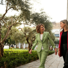 La secretaria general del PSOE-A y candidata a la Presidencia de la Junta de Andalucía, María Jesús Montero (i), junto a la portavoz parlamentaria del PSOE-A, María Márquez (d), en el Parlamento andaluz para firmar con las Mareas Blancas de Andalucía el 'Manifiesto para Recuperar la Sanidad Pública Andaluza'. A 8 de abril de 2026 en Sevilla (Andalucía, España). El ‘Manifiesto para Recuperar la Sanidad Pública Andaluza’ impulsado por las Mareas Blancas denuncia el deterioro general de la sanidad pública en Andalucía y reivindica un blindaje de la misma con una mayor financiación y contratación de personal sanitario.

Joaquín Corchero / Europa Press
08/4/2026