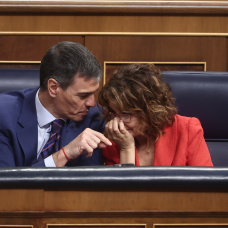 (Foto de ARCHIVO) El presidente del Gobierno, Pedro Sánchez, y María Jesús Montero en el Congreso.