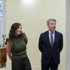Alberto Núñez Feijóo e Isabel Díaz Ayuso en un momento distendido de su encuentro en la Real Casa de Correos.