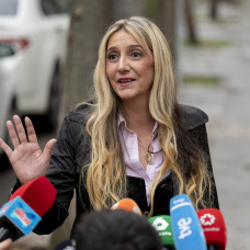 La Ex Miss Asturias, Claudia Montes, a su llegada al Tribunal Supremo, a 8 de abril de 2026, en Madrid (España). El exministro José Luis Ábalos, su exasesor Koldo García y el empresario Víctor de Aldama se sientan desde ayer, 7 de abril, en el banquillo de los acusados del Tribunal Supremo por presuntas irregularidades en los contratos de mascarillas adjudicados desde el Ministerio de Transportes durante la pandemia. Tanto Ábalos como Koldo se encuentran en prisión provisional desde el pasado 27 de noviembre y se declaran inocentes, asegurando en sus escritos de defensa que no cometieron ningún delito, sin embargo, Anticorrupción alega que Ábalos, Koldo y Aldama "convinieron" aprovecharse del cargo del entonces ministro -desde junio de 2018- para "favorecer", "a cambio del correspondiente beneficio económico" de los tres, la contratación con la Administración "en cuantas ocasiones hubiera oportunidad, por empresas cuyos intereses captaría y promovería" el empresario.

Alberto Ortega / Europa Press
08/4/2026