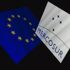 Banderas de la Unión Europea (UE) y de Mercosur mostradas en un teléfono inteligente.