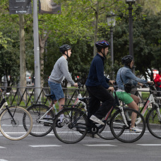Varias personas en bicicletas eléctricas.
