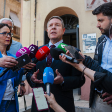 El presidente de Castilla-La Mancha, Emiliano García-Page, ofrece declaraciones a los medios durante el acto de restitución de obras incautadas y no devueltas por la dictadura franquista, en el Museo Diocesano de Arte Antiguo, a 9 de abril de 2026, en Sigüenza, Guadalajara, Castilla-La Mancha (España). Este acto se enmarca en la línea de restituciones impulsada por el Ministerio de Cultura tras la publicación, en 2024, del inventario de bienes incautados durante la Guerra Civil y la posguerra conservados en instituciones públicas. Hasta la fecha, se han identificado más de 7.070 piezas, en un proceso que continúa abierto pese a las dificultades derivadas del paso del tiempo y la escasez documental.

Mateo Lanzuela / Europa Press
09/4/2026