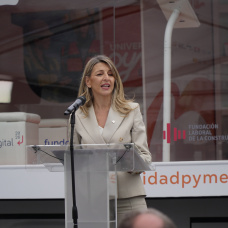 La vicepresidenta segunda del Gobierno y ministra de Trabajo y Economía Social, Yolanda Díaz, atiende a los medios de comunicación, antes de clausurar el proyecto itinerante 'Formación en Ruta', a 9 de abril de 2026, en A Coruña, Galicia (España). El acto se enmarca en una iniciativa itinerante de impulso a la formación y recualificación profesional, dirigida especialmente a pymes, trabajadores y desempleados, con la que el Ministerio de Trabajo busca acercar recursos formativos al territorio y reforzar la capacitación para afrontar los retos de la transición digital y productiva.

Gustavo de la Paz / Europa Press
09/4/2026