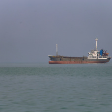 Un buque de carga navega por el Golfo Pérsico, cerca de Bushehr, Irán.