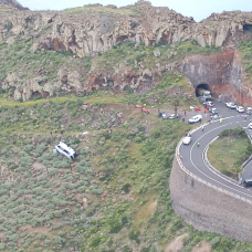 Atienden a varios heridos tras precipitarse una guagua en la GM-2, en San Sebastián de La Gomera