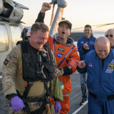 Reid Wiseman celebra su llegada a la Tierra.