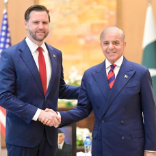 El vicepresidente de EEUU JD Vance con el primer ministro de Pakistán, Shehbaz Sharif