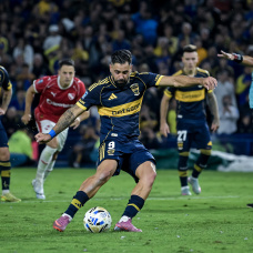 BUENOS AIRES, ARGENTINA - APRIL 11: Milton Gimenez of Boca Juniors shoots and scores the team's first goal during a Torneo Apertura Mercado Libre 2026 match between Boca Juniors and Independiente at Estadio Alberto J. Armando on April 12, 2026 in Buenos Aires, Argentina. (Photo by Marcelo Endelli/Getty Images)