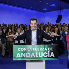 El presidente de la Junta de Andalucía y candidato del Partido Popular, Juanma  Moreno en Granada.