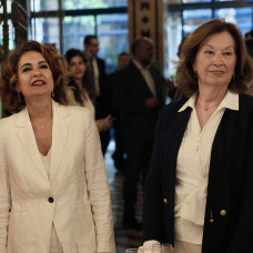 Carmen Romero junto a María Jesús Montero.
