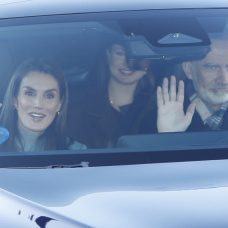 Los Reyes Felipe VI y Letizia, con Leonor, en el coche.