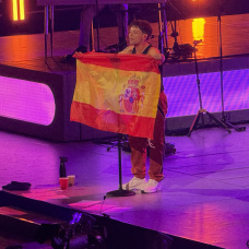 Louis Tomlinson, con la bandera de España durante su concierto en Madrid