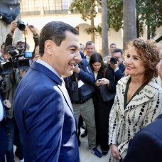 El candidato del PP-A y presidente de la Junta, Juanma Moreno, junto a la candidata y líder del PSOE-A, María Jesús Montero.