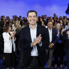 (Foto de ARCHIVO)
Imagen del presidente de la Junta de Andalucía y candidato del Partido Popular, Juan Manuel Moreno durante la presentación de los componentes de las listas del PP para las próximas elecciones autonómicas del 17 de mayo. En Granada, a 11 de abril de 2026. El presidente Juanma Moreno ha apostado por un diseño de listas que incluye a seis de sus actuales consejeros y a su secretario general como cabezas de cartel en las ocho provincias.

Álex Cámara / Europa Press
11/4/2026