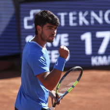 Carlos Alcaraz vence en su primer partido del Open de Barcelona 2026.