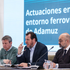 Óscar Puente acompañado del secretario de Estado de Transportes y Movilidad Sostenible, José Antonio Santano Clavero, y el presidente de Adif, Luis Pedro Marco de la Peña.