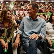 El secretario general del PSOE y presidente del Gobierno, Pedro Sánchez, y la candidata a la Junta por el PSOE-A, María Jesús Montero.