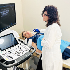 Una paciente se somete a una ecografía de riesgo vascular como parte del chequeo médico personalizado en el Hospital Ascires.