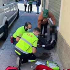 Momento en que se atiende a la víctima de la agresión.

REMITIDA / HANDOUT por AYUNTAMIENTO DE ELCHE
Fotografía remitida a medios de comunicación exclusivamente para ilustrar la noticia a la que hace referencia la imagen, y citando la procedencia de la imagen en la firma
15/4/2026