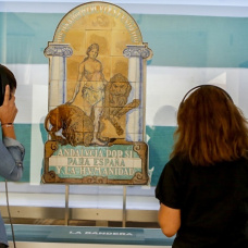 Dos jóvenes durante una visita al Museo de la Autonomía de Andalucía.