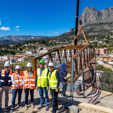 La alcaldesa de Finestrat, Nati Algado, tras la instalación de la pasarela, junto a concejales y técnicos.