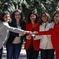 (I-D) La eurodiputada Irene Montero, la exvicepresidenta de la Generalitat Valenciana, Mónica Oltra,  la ministra de Juventud e Infancia, Sira Rego, y la primera dama de Brasil, Janja Lula da Silva, durante el encuentro internacional 'Não à guerra, não à violência política, por un mundo ecofeminista', en el Jardí Botànic, a 16 de abril de 2026, en Valencia, Comunidad Valenciana (España). El encuentro ‘No a la guerra, no a la violencia política, por un mundo ecofeminista’ es un complemento al encuentro oficial de líderes de la izquierda mundial que se celebrará el viernes y el sábado en Barcelona.

Rober Solsona / Europa Press
16/4/2026