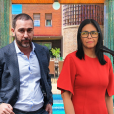 El empresario Víctor de Aldama y la vicepresidenta de Venezuela, Delcy Rodríguez, con la imagen de la villa de lujo que el empresario reservó para la dos de Maduro en Madrid.