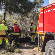 Los efectivos culminan las tareas de extinción del incendio.