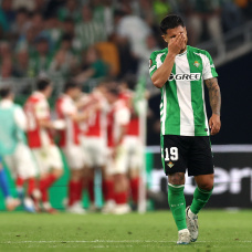 SEVILLE, SPAIN - APRIL 16: Cucho Hernandez of Real Betis looks dejected after Jean-Baptiste Gorby of SC Braga (obscured) scores his team's fourth goal during the UEFA Europa League 2025/26 Quarter-Final Leg Two match between Real Betis Balompie and SC Braga at Estadio La Cartuja on April 16, 2026 in Seville, Spain. (Photo by Fran Santiago/Getty Images)