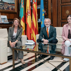 La alcaldesa, Begoña Carrasco, se reúne con el presidente de la Academia de la Gastronomía de la Comunidad Valenciana, Sergio Terol.