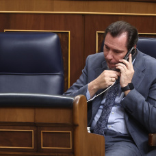 El ministro de Transportes y Movilidad Sostenible, Óscar Puente, habla por teléfono en el Congreso.