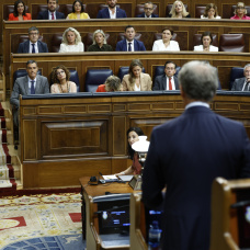Pedro Sánchez y Alberto Nuñez Feijóo, durante una sesión de control en el Congreso
