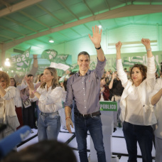 Pedro Sánchez junto a María Jesús Montero en Gibraleón (Huelva)