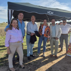 La concejal de Vox en Tarancón, Pilar Raspeño, el Portavoz de Vox, David Moreno, José Antonio Ortega Lara, la Eurodiputada Mireia Borrás y el Coordinador de Vox en Tarancón, Fernando Navarro