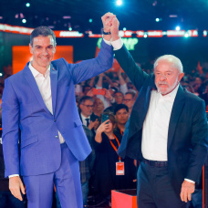 El presidente de Brasil, Lula da Silva, y el presidente del Gobierno, Pedro Sánchez, durante la segunda y última jornada del Global Progressive Mobilisation en Barcelona.