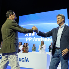 El presidente del PP, Albero Nuñez Feijoo, saluda al presidente de la Junta de Andalucía, Juanma Moreno, durante un congreso del PP-A.