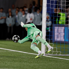 Javi Navarro, portero del Juvenil A del Real Madrid, durante la final de la UEFA Youth League 2026 en Lausana