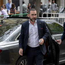 El empresario Víctor de Aldama, a su llegada al Tribunal Supremo, a 21 de abril de 2026, en Madrid (España). Los acusados se sientan desde el pasado 7 de abril en el banquillo del Tribunal Supremo por presuntas irregularidades en los contratos de mascarillas adjudicados desde el Ministerio de Transportes durante la pandemia. Tanto Ábalos como Koldo se encuentran en prisión provisional desde el pasado 27 de noviembre y se declaran inocentes, asegurando en sus escritos de defensa que no cometieron ningún delito, sin embargo, Anticorrupción alega que Ábalos, Koldo y Aldama "convinieron" aprovecharse del cargo del entonces ministro -desde junio de 2018- para "favorecer", "a cambio del correspondiente beneficio económico" de los tres, la contratación con la Administración "en cuantas ocasiones hubiera oportunidad, por empresas cuyos intereses captaría y promovería" el empresario.

Alberto Ortega / Europa Press
21/4/2026