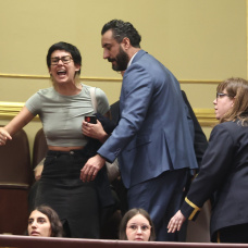 Una militante del sindicato de inquilinas protesta en el marco de un debate sobre vivienda, durante una sesión plenaria en el Congreso de los Diputados.