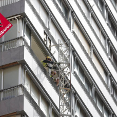 Un bombero junto al andamio de que desplomó.