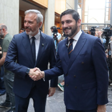 El presidente de Aragón, Jorge Azcón, junto al líder de Vox en la región, Alejandro Nolasco, se dan la mano tras sellar su pacto.