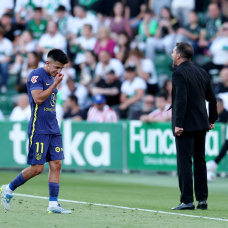ELCHE, SPAIN - APRIL 22: Thiago Almada of Atletico de Madrid walks from the field after receiving a red card during the LaLiga EA Sports match between Elche CF and Atletico de Madrid at Estadio Manuel Martinez Valero on April 22, 2026 in Elche, Spain. (Photo by Clive Brunskill/Getty Images)