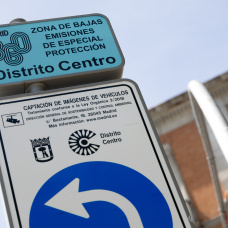 Un cartel en la Zona de Bajas Emisiones en el centro de Madrid.