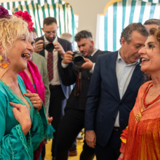 La secretaria general del PSOE-A, y candidata a la Junta de Andalucía, María Jesús Montero, saluda a Ángela Claverol, presidenta de Amama, en la caseta de Comisiones Obrera de la feria de Sevilla.