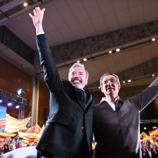 El presidente del PP, Alberto Núñez Feijóo, junto al presidente de Aragón, Jorge Azcón, durante un acto de campaña.