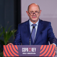 (Foto de ARCHIVO)
El presidente de la Real Federación Española de Fútbol (RFEF), Rafael Louzán, interviene en el acto oficial de recibimiento a la Copa del Rey en el Palacio de San Telmo. A 16 de abril de 2026 en Sevilla (Andalucía, España). El estadio de La Cartuja de Sevilla acoge por séptima vez consecutiva una final de la Copa del Rey de Fútbol, este año el Atlético de Madrid se medirá con la Real Sociedad en un encuentro que tendrá lugar a partir de las 21,00h de este próximo sábado, 18 de Abril. Cabe recordar que los colchoneros han conquistado la copa en 10 ocasiones, frente a las tres de la Real sociedad.

Francisco J. Olmo / Europa Press
16/4/2026