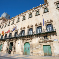 Fachada del Ayuntamiento de Alicante.